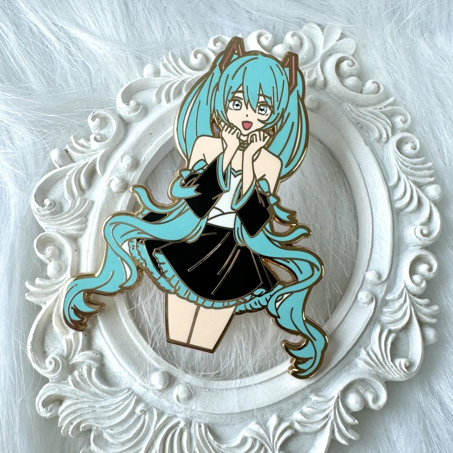 Hatsune Miku Metal Badge – Enamel-Style Brooch Accessory